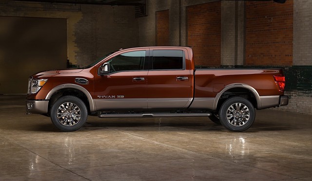 Nissan Titan Crew Cab photo 3
