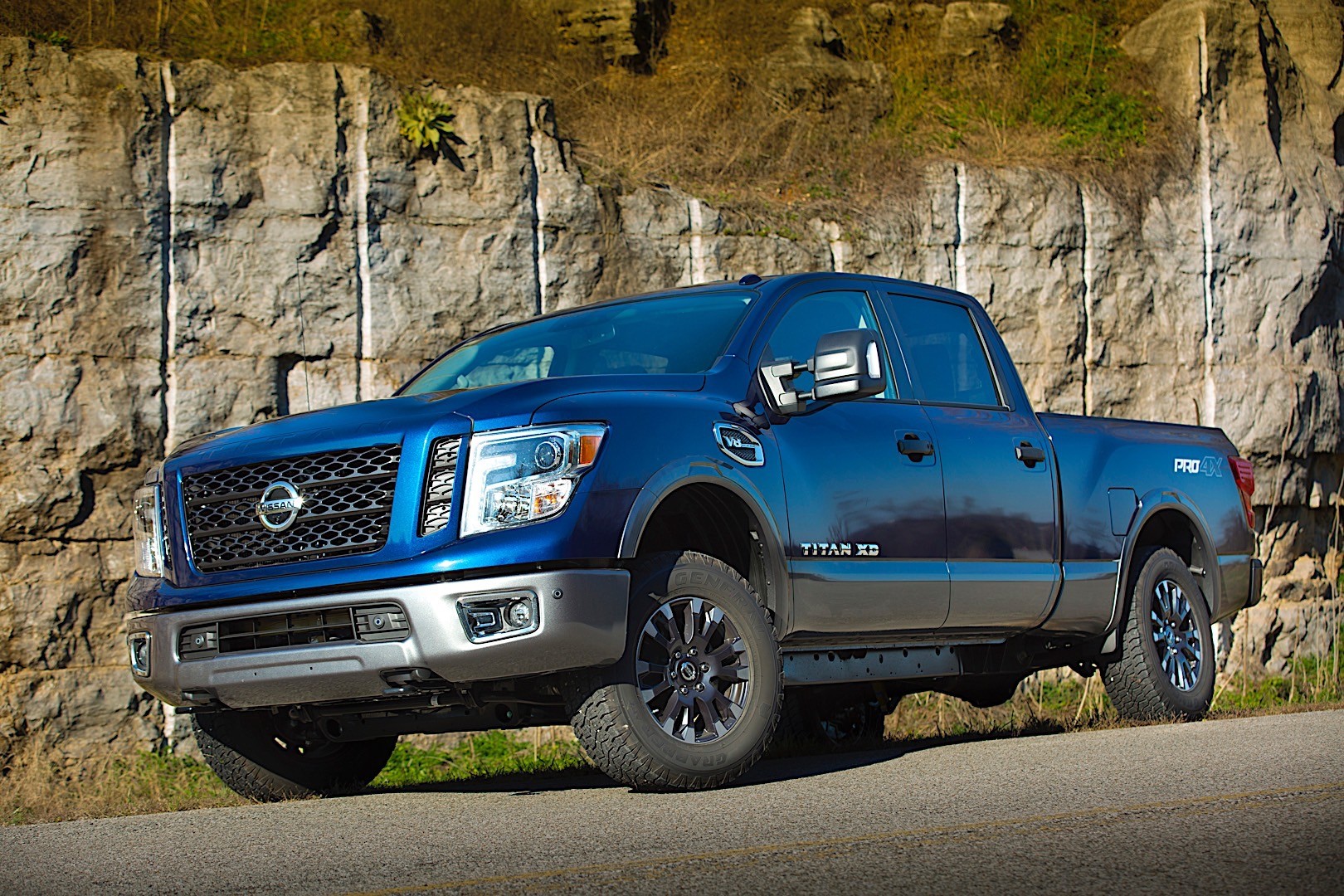 Nissan Titan Crew Cab photo 8