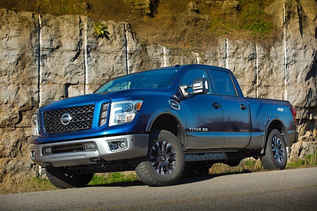 Nissan Titan Crew Cab photo 8