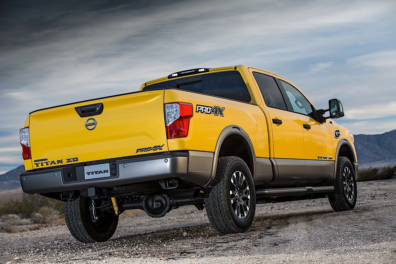 Nissan Titan Crew Cab photo 16
