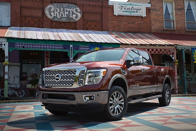 Nissan Titan Crew Cab photo 18