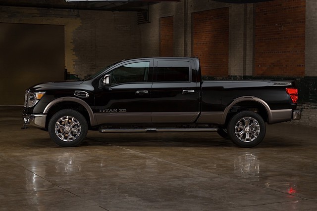 Nissan Titan Crew Cab photo 19