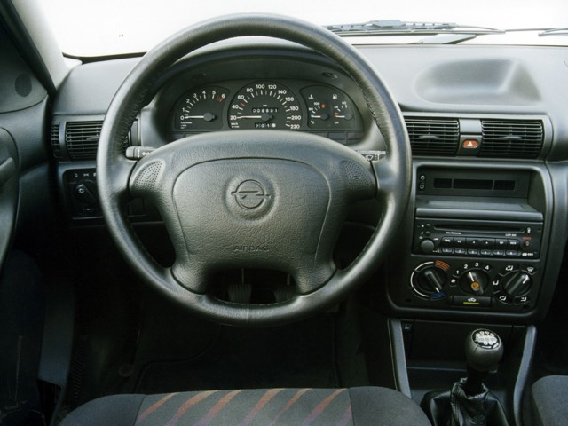 Opel Astra 3 Doors photo 17