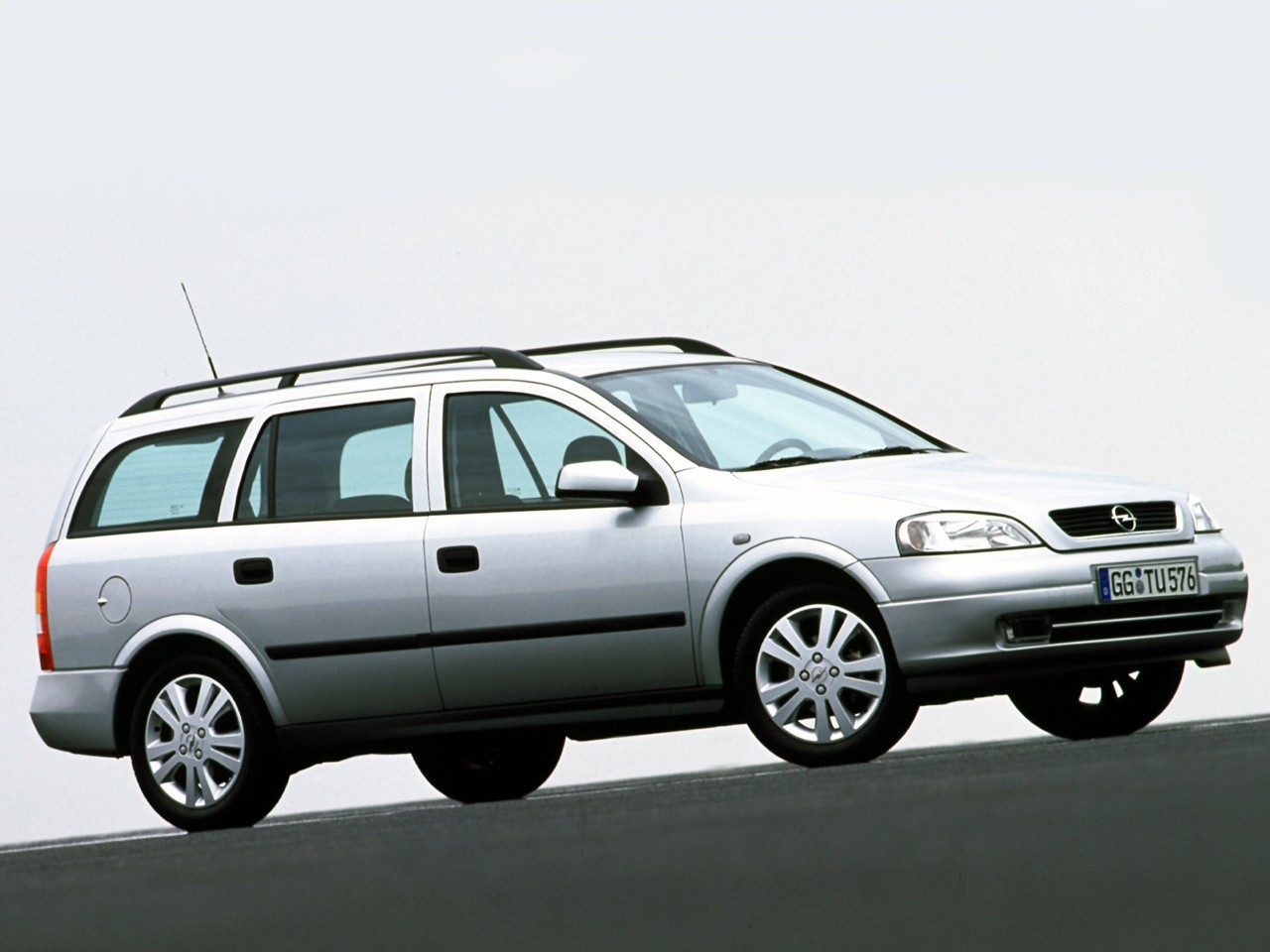 Opel Astra Caravan photo 24
