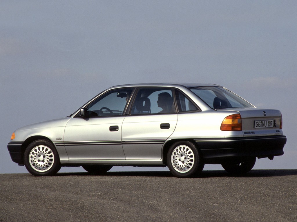 Opel Astra Sedan photo 3