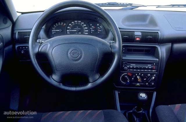 Opel Astra Sedan Foto 4