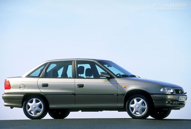 Opel Astra Sedan Foto 2