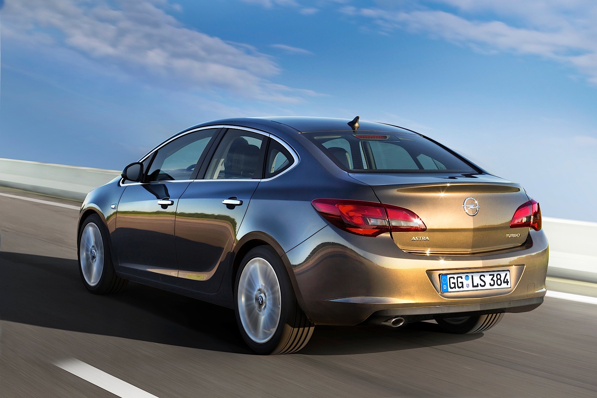 Opel Astra Sedan photo 2