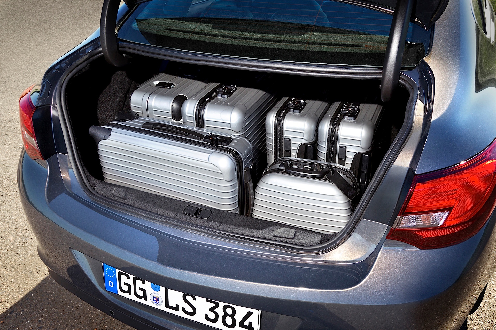 Opel Astra Sedan photo 4