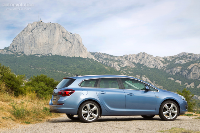 Opel Astra Sports Tourer photo 12