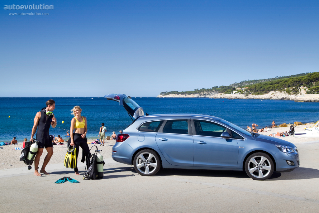 Opel Astra Sports Tourer photo 13
