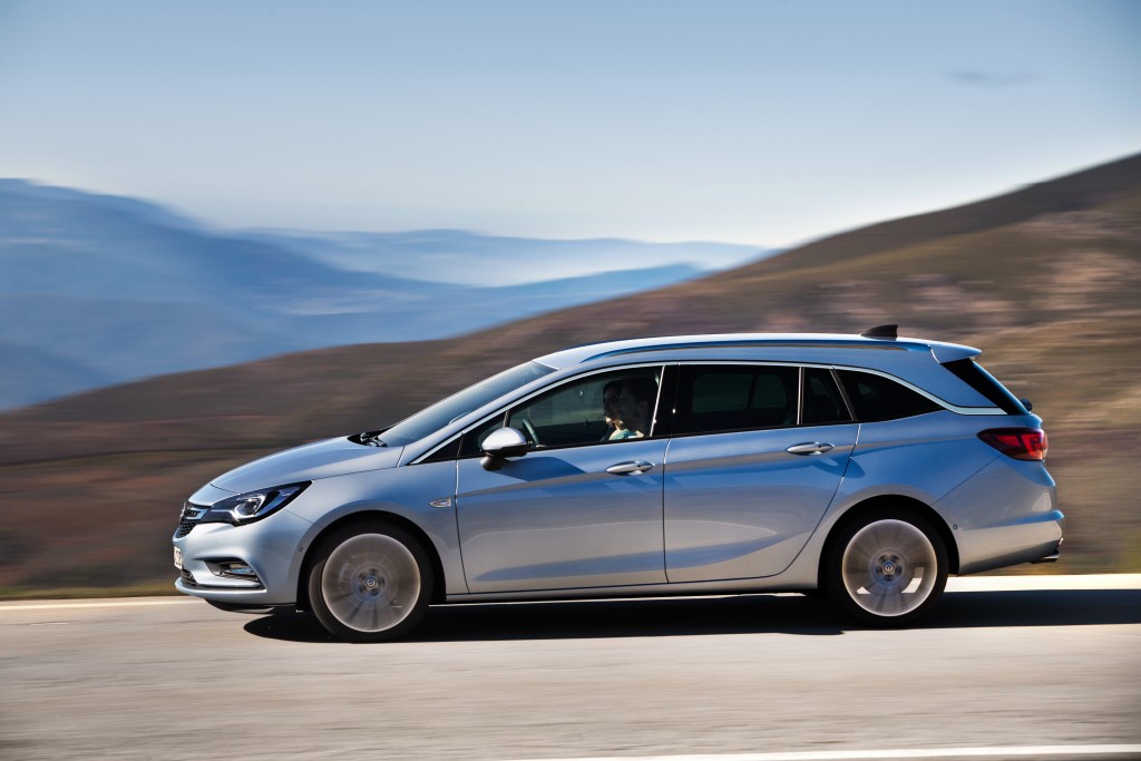 Opel Astra Sports Tourer photo 11