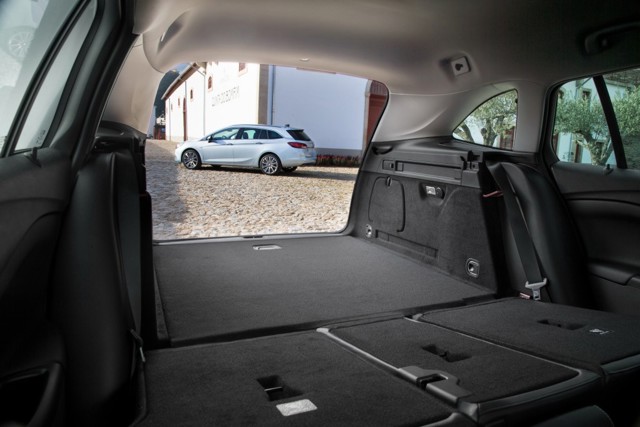 Opel Astra Sports Tourer photo 43