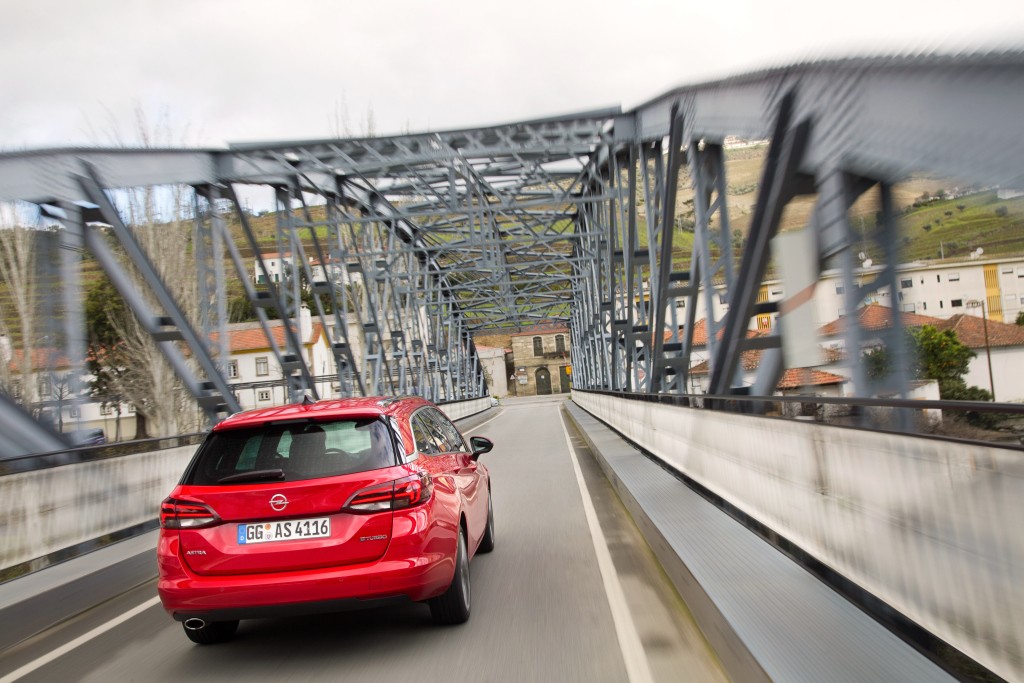 Opel Astra Sports Tourer photo 17