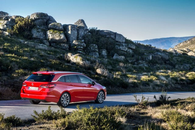 Opel Astra Sports Tourer photo 25