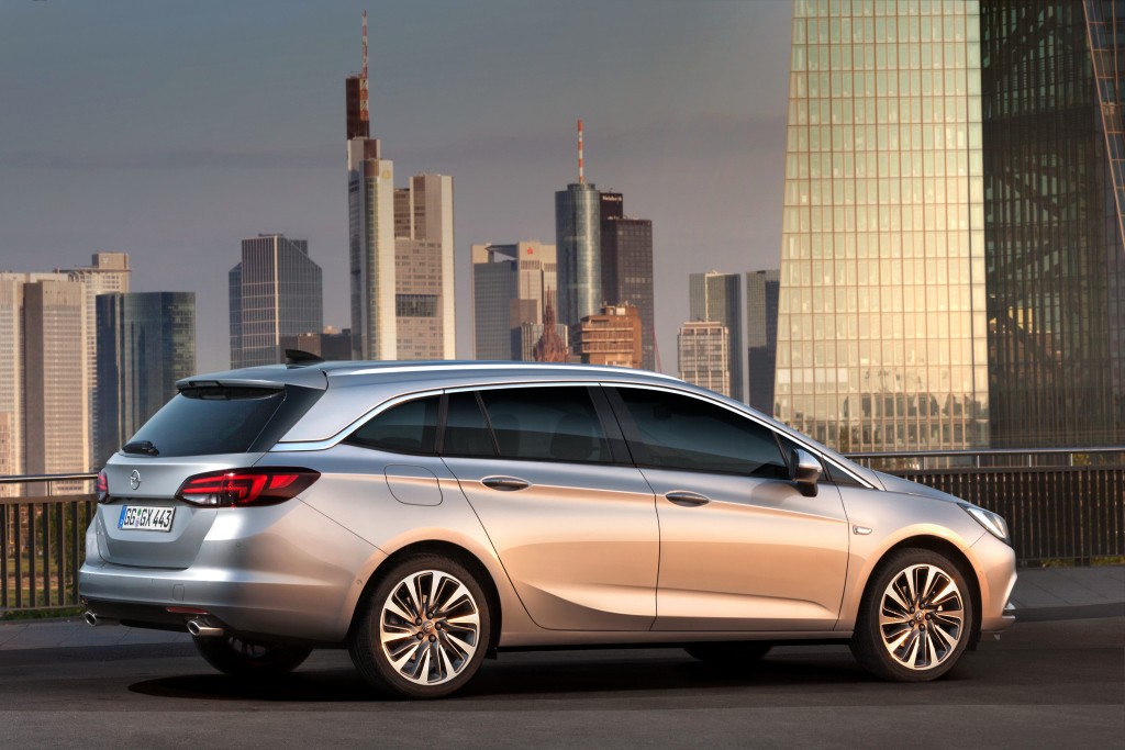 Opel Astra Sports Tourer photo 31