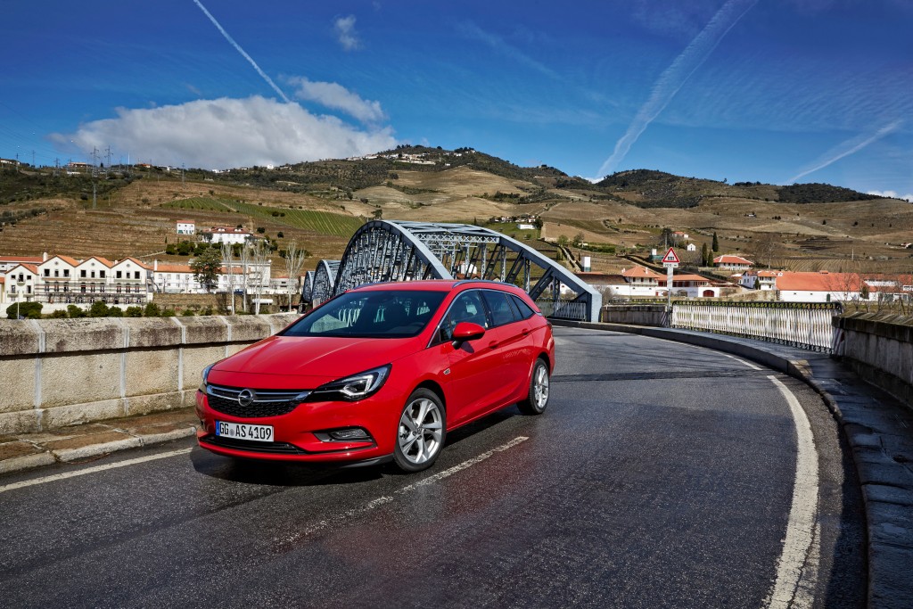 Opel Astra Sports Tourer photo 39