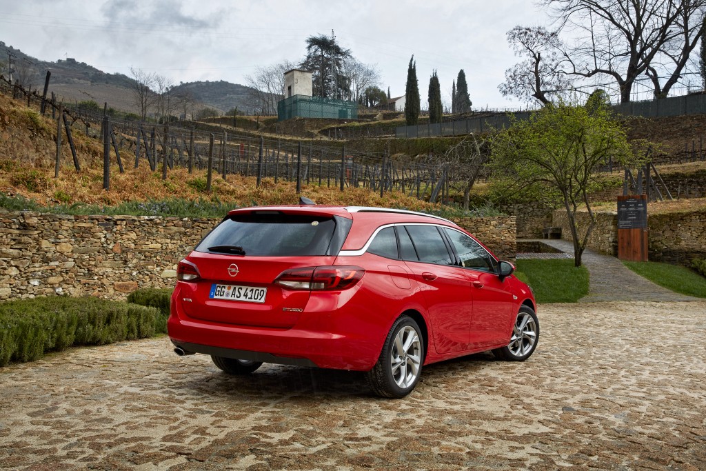 Opel Astra Sports Tourer photo 40