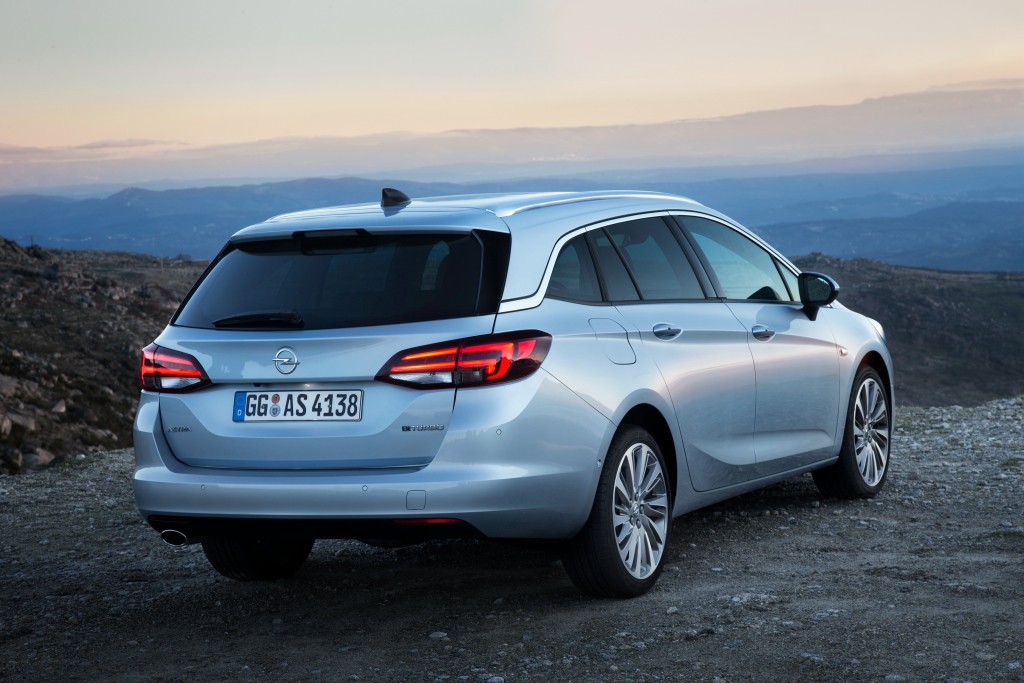 Opel Astra Sports Tourer photo 2