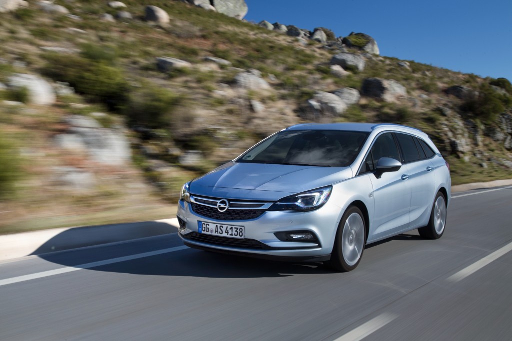 Opel Astra Sports Tourer photo 3