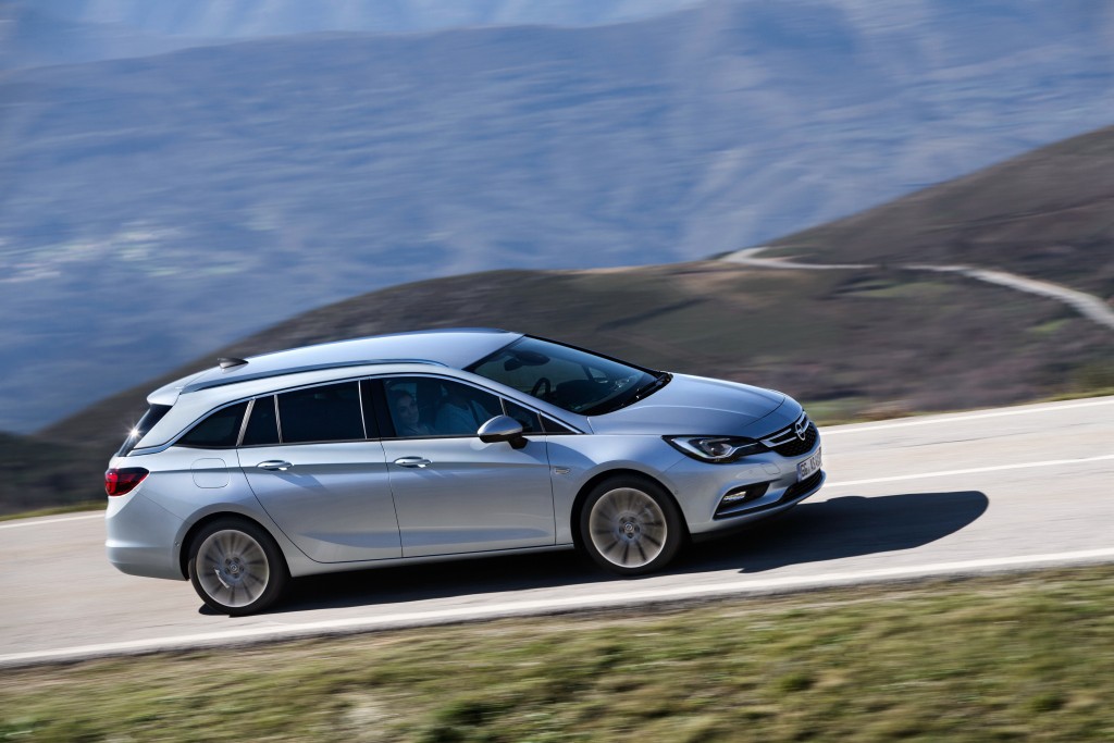 Opel Astra Sports Tourer photo 4