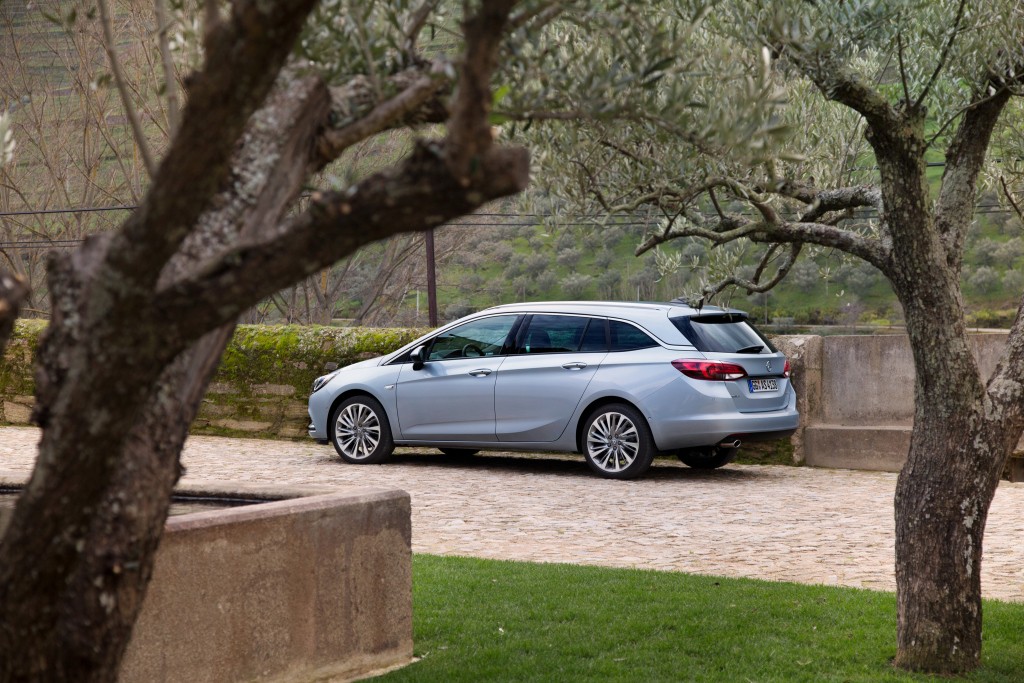 Opel Astra Sports Tourer photo 5