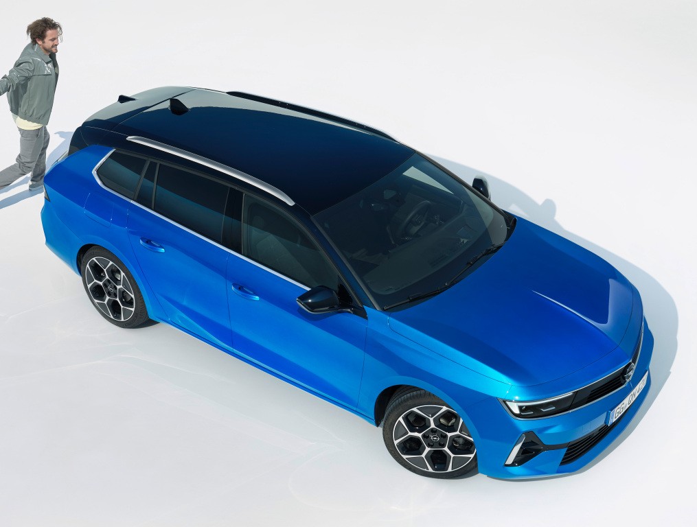 Opel Astra Sports Tourer photo 2