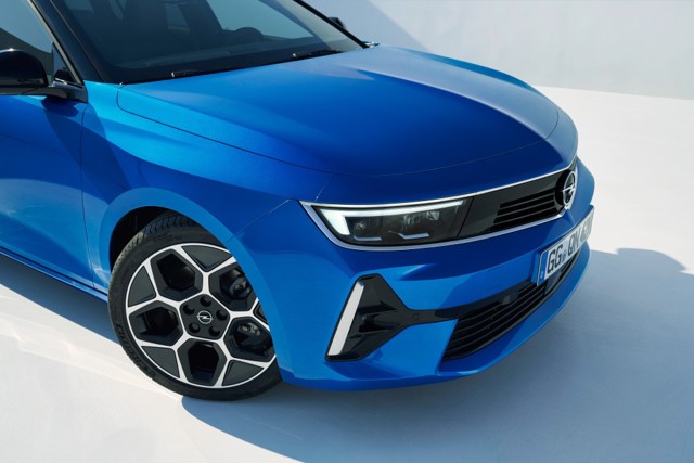 Opel Astra Sports Tourer photo 3