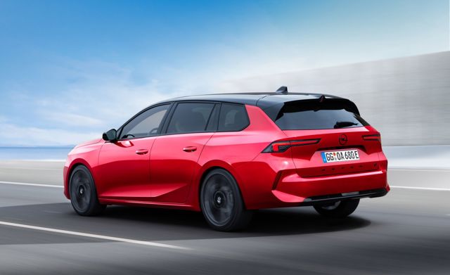 Opel Astra Sports Tourer photo 2