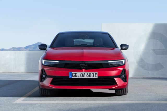 Opel Astra Sports Tourer photo 3