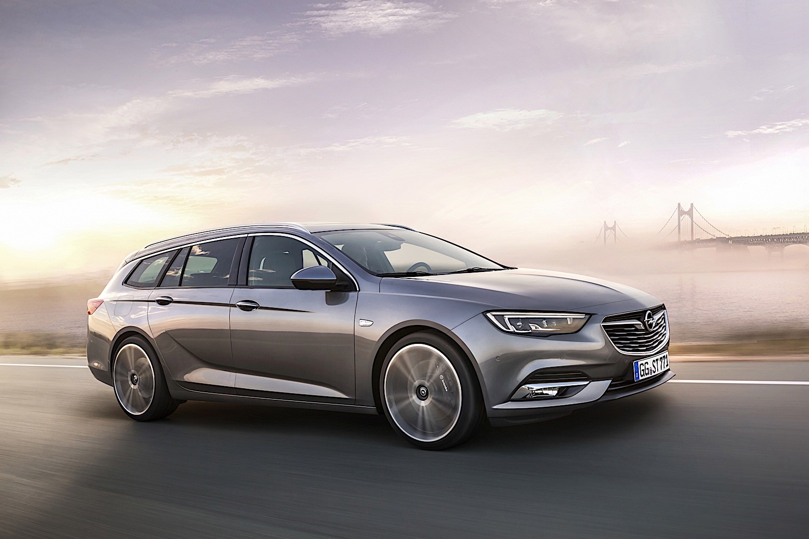 Opel Insignia Sports Tourer photo 2