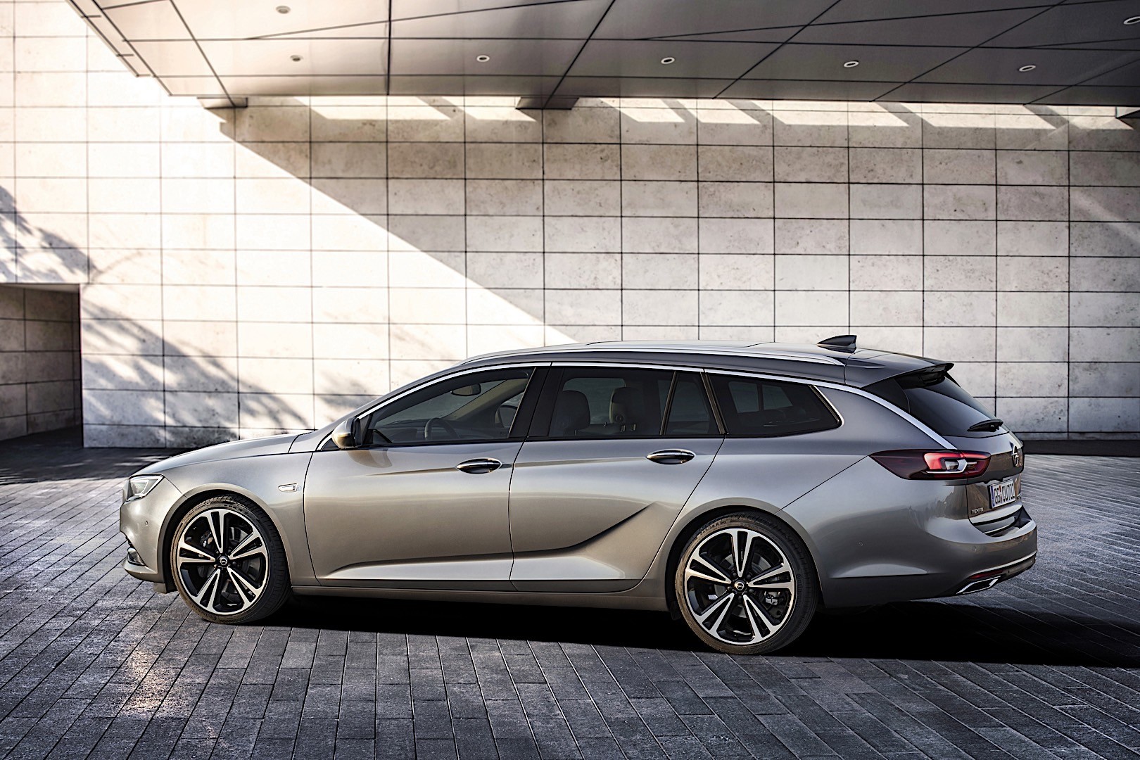 Opel Insignia Sports Tourer photo 3