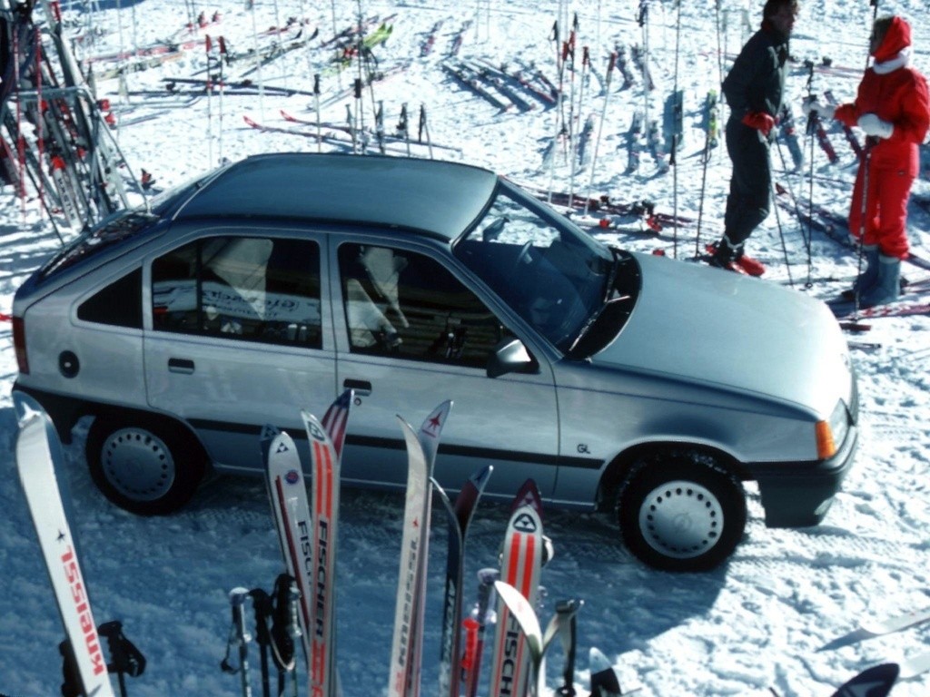 Opel Kadett 5 Doors photo 2