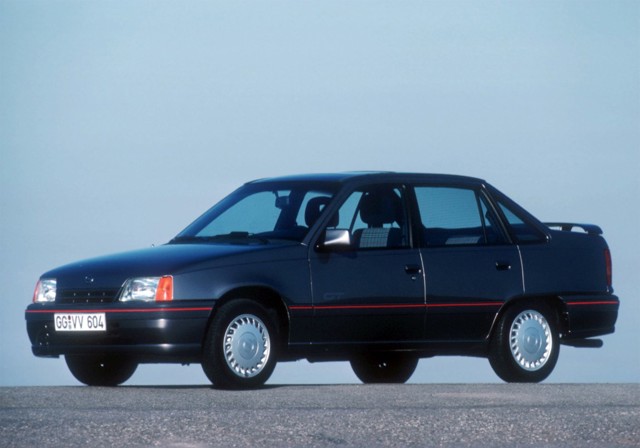 Opel Kadett Sedan foto 2