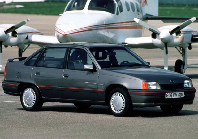 Opel Kadett Sedan foto 3