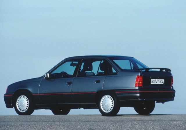 Opel Kadett Sedan foto 4