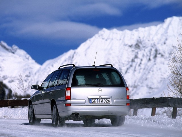 Opel Omega Caravan Foto 14