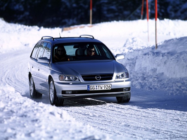 Opel Omega Caravan Foto 15