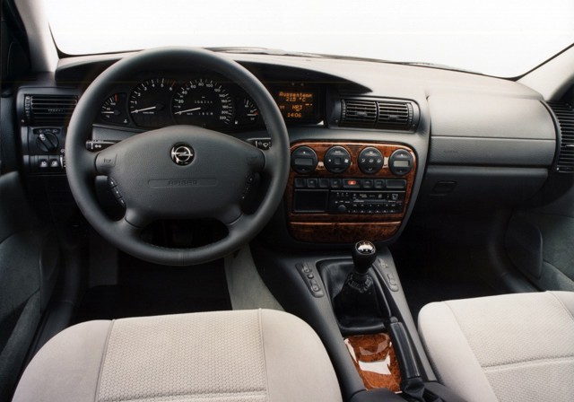 Opel Omega Sedan photo 27