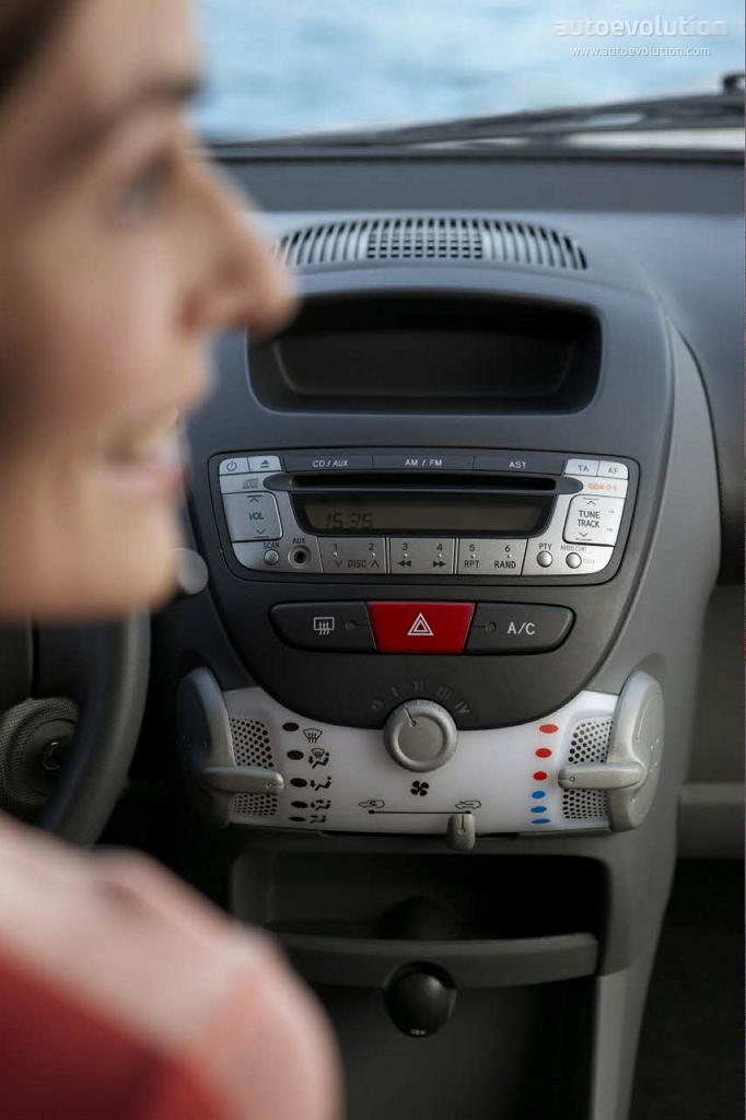 Peugeot 107 5 Doors photo 38