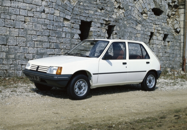 Peugeot 205 photo 1