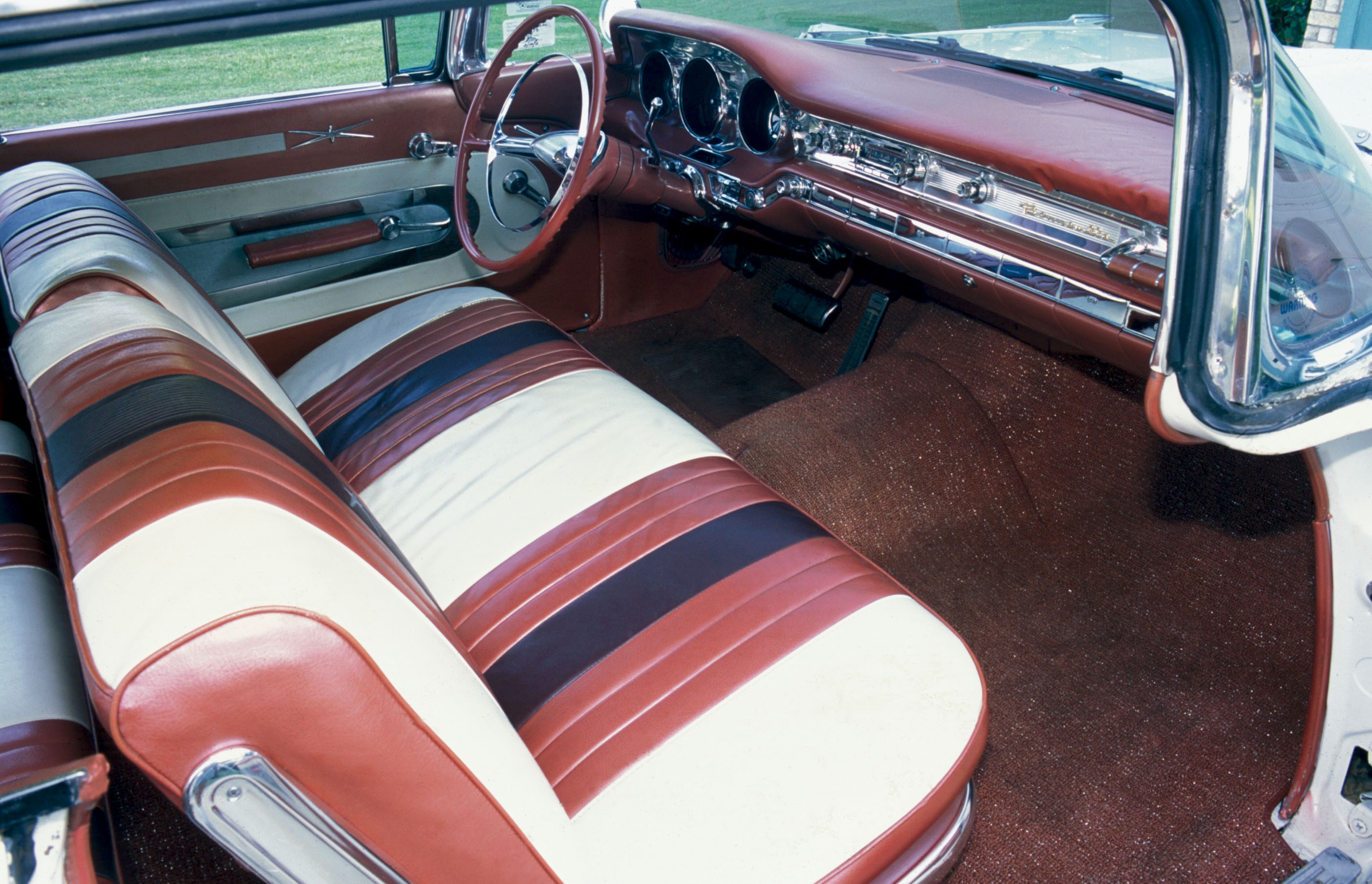 Pontiac Bonneville photo 6