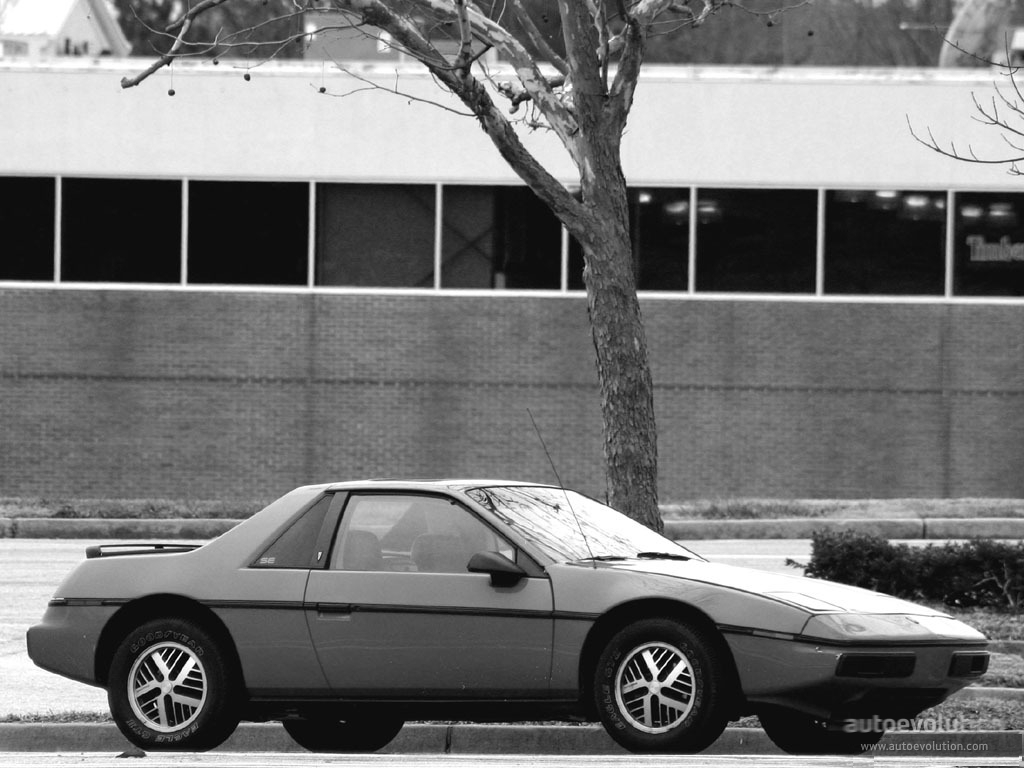 Pontiac Fiero photo 2