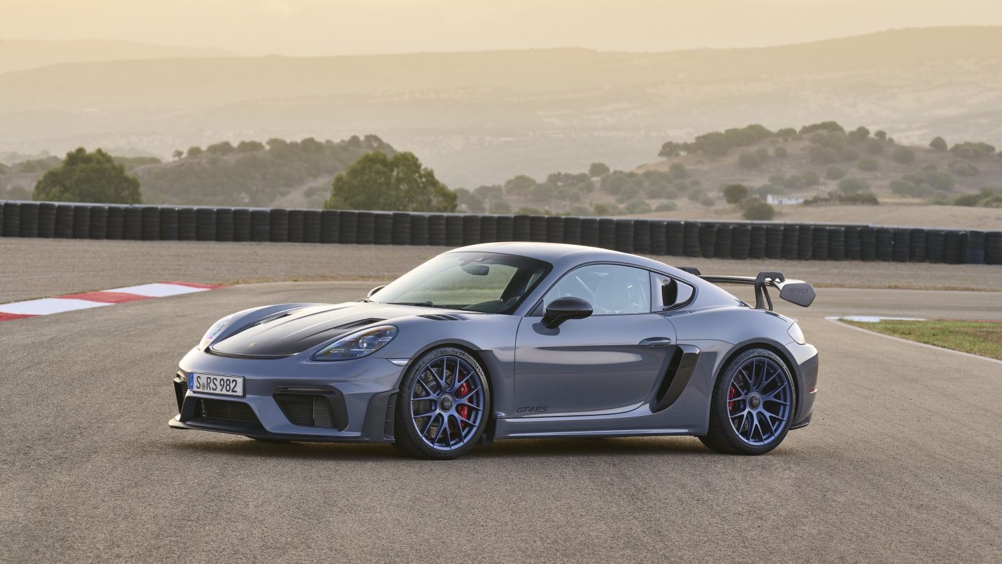 Porsche 718 Cayman Gt4 photo 2