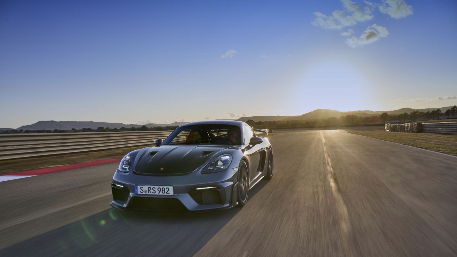 Porsche 718 Cayman Gt4 photo 8