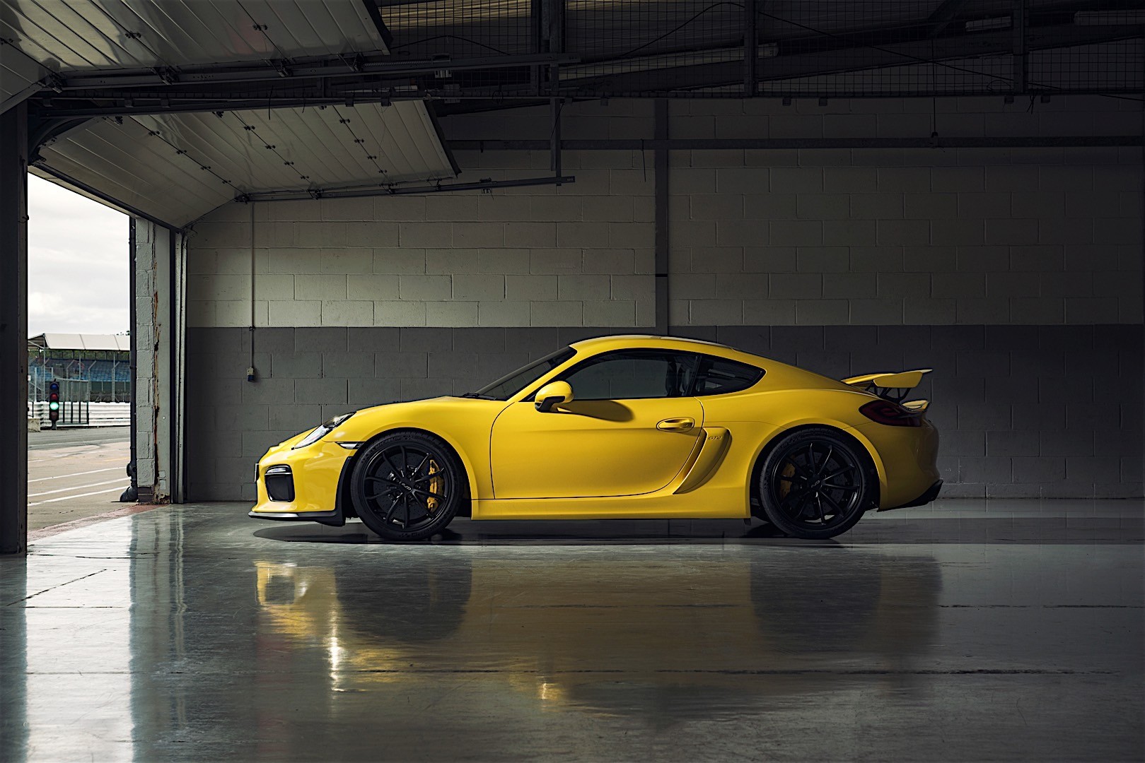 Porsche 718 Cayman Gt4 photo 21