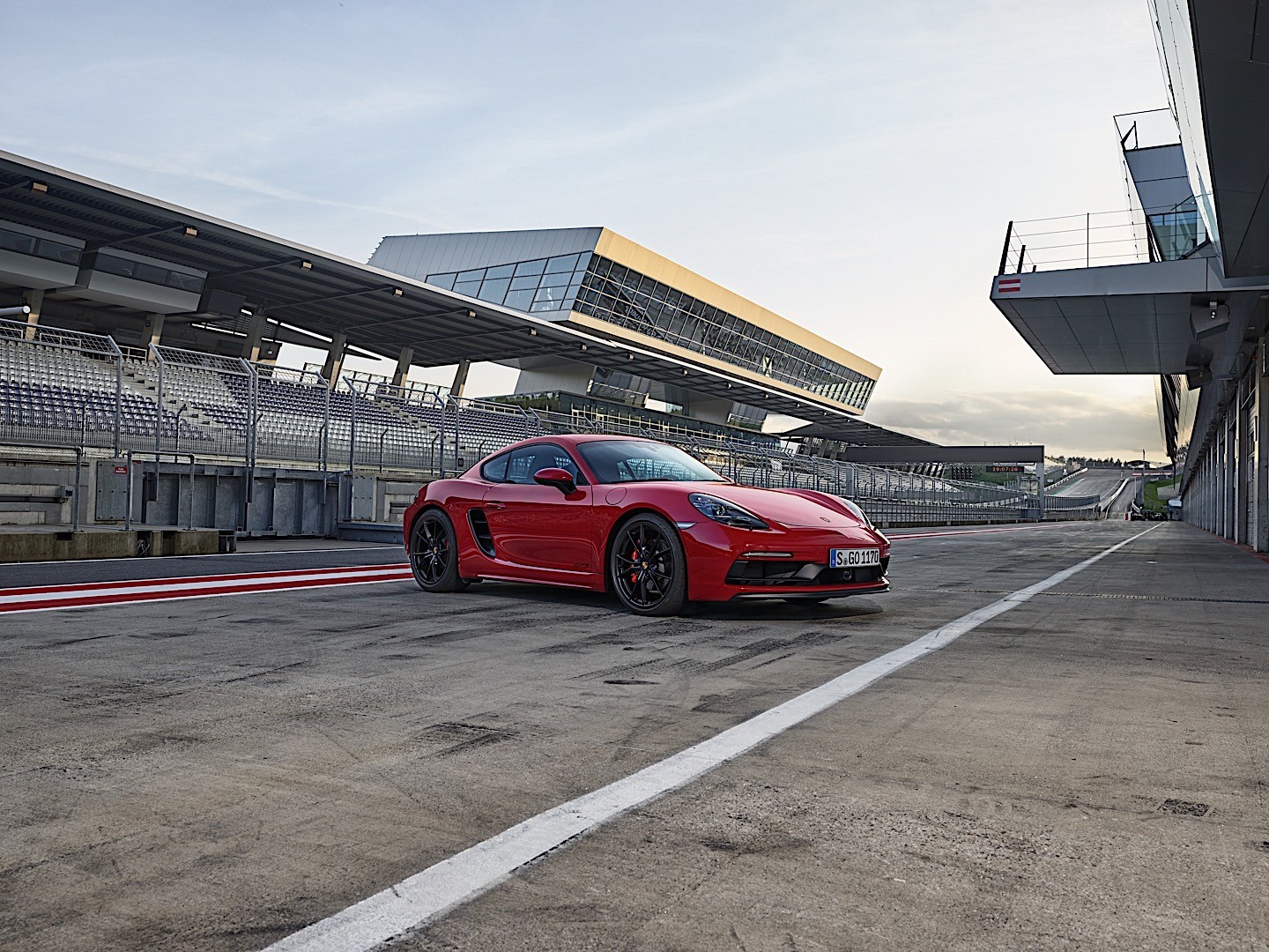 Porsche 718 Cayman Gts photo 2