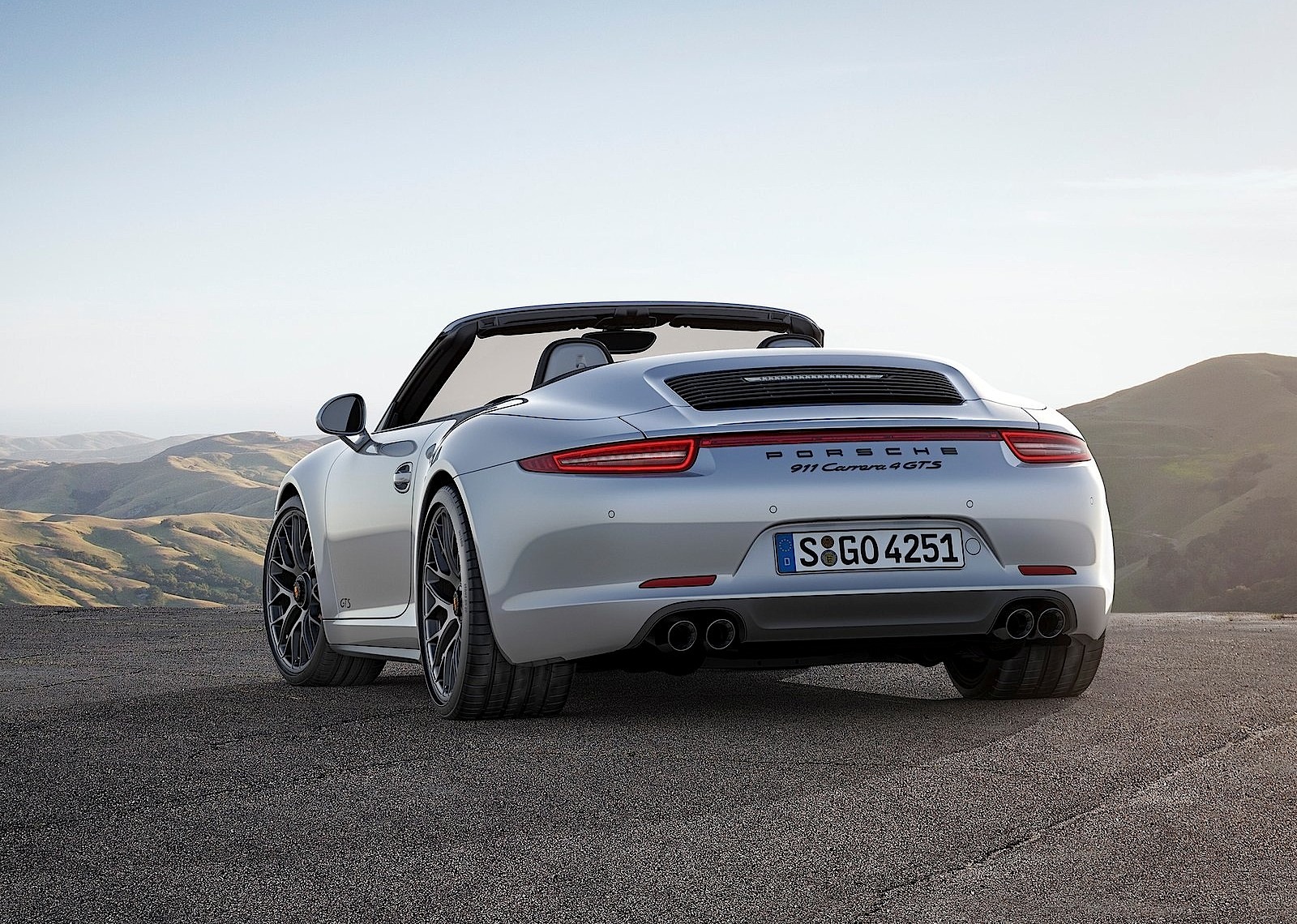 Porsche 911 Carrera 4 Gts Cabriolet photo 2
