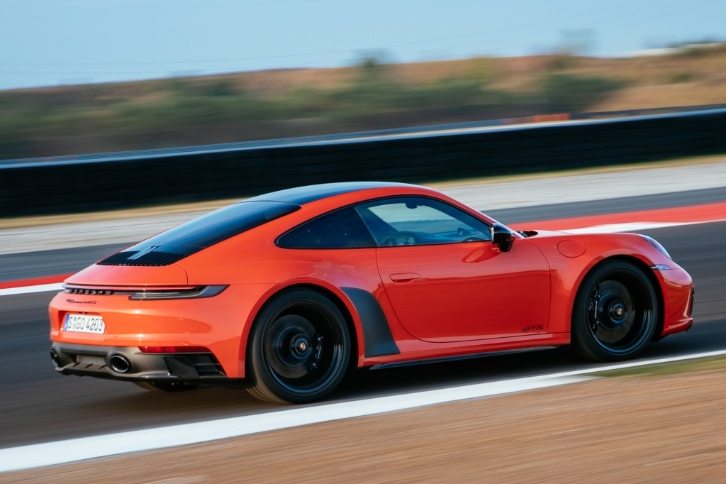 Porsche 911 Carrera 4 Gts photo 27