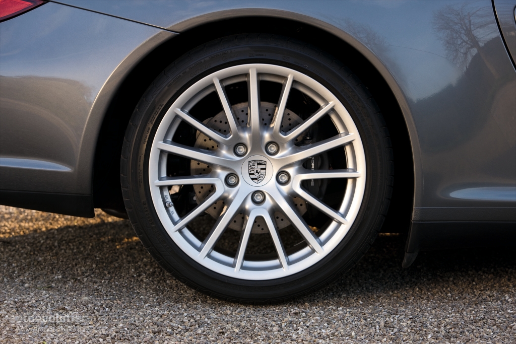 Porsche 911 Carrera 4 photo 14